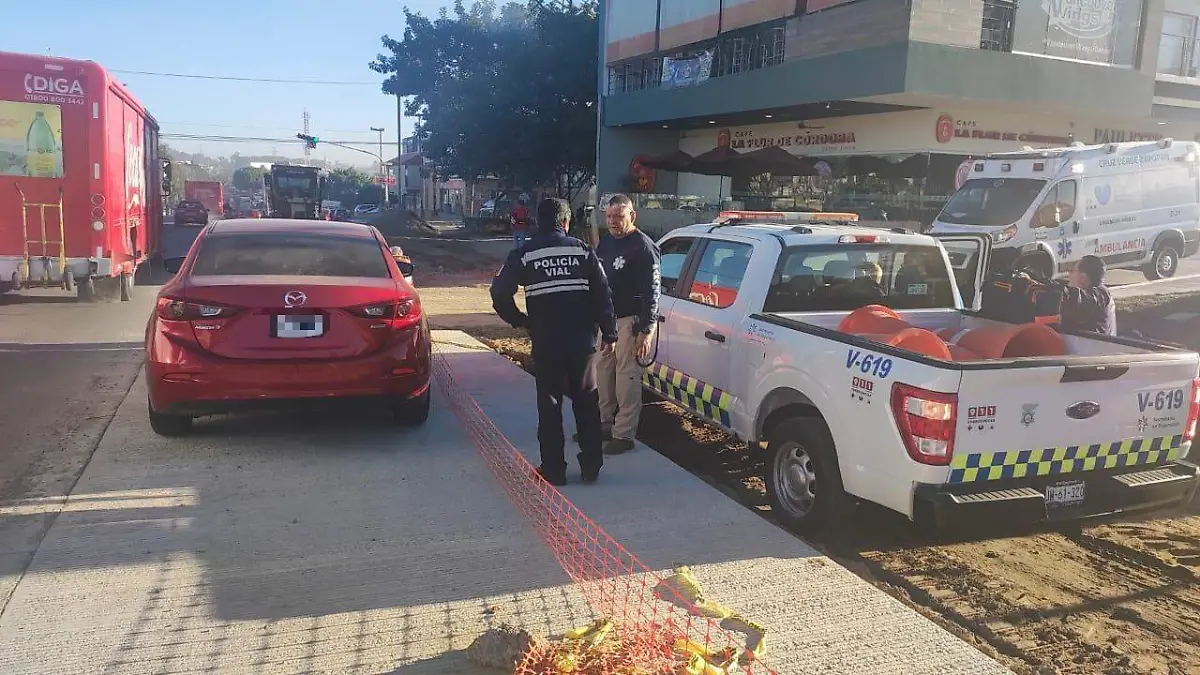 Mujer es detenida por atropellar a Policia Vial